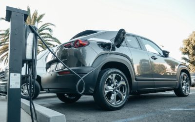 Seguro de coche eléctrico: lo que debes saber para asegurar vehículos eléctricos e híbridos