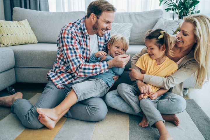 Familia planificando cómo contratar un seguro de vida y elegir correctamente a los beneficiarios