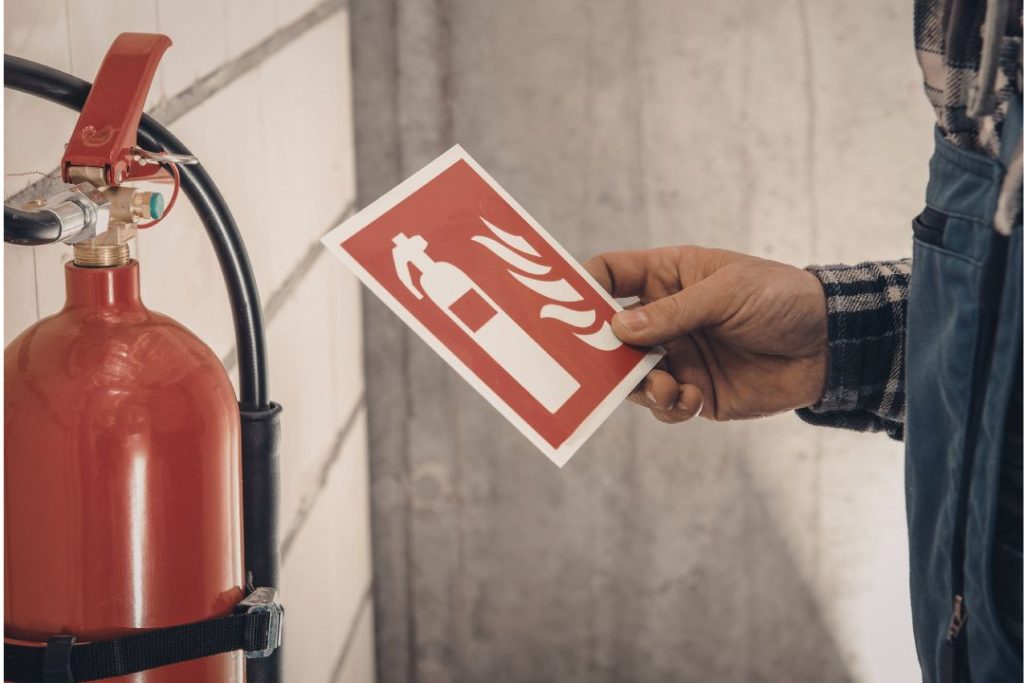 Extintor doméstico colocado en el interior de una vivienda como medida de prevención contra incendios.