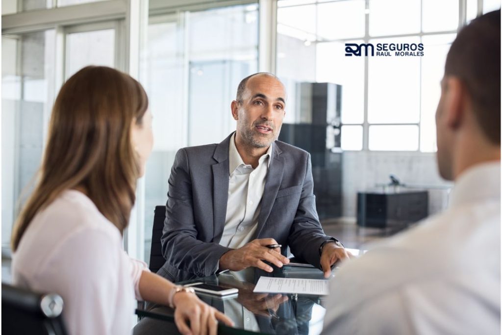 gestion de siniestros asesor de seguros atendiendo cliente